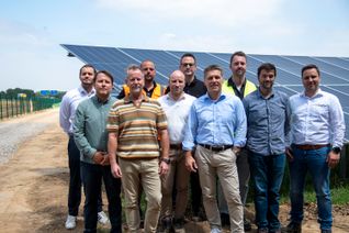 Nahmen gemeinsam den Solarpark Weilerswist in Betrieb (v.li.): Felix Altenrath (F&S), Friedemann Reuschel (e-regio), Uwe Czypiorski (F&S), Kevin Rüth (F&S), Jens Brücken (F&S), Markus Kreutz (F&S), Stefan Dott (e-regio), Tobias Mallmann (e-regio), Andreas Wotzlaw (e-regio), Janik Wegenka (e-regio).