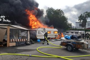 Auf dem Wohnwagenplatz der "Bastgässjer" brannten zwei Wohnwagen komplett aus.