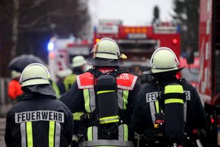 Beim Brand eines Hauses in Windesheim an der Nahe ist eine Frau ums Leben gekommen.