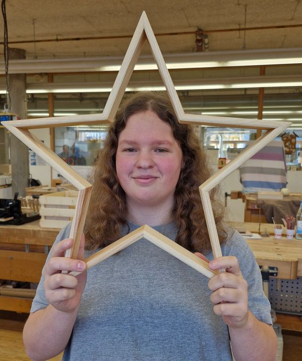 Linas Herz schlägt für Holz. Auch in ihrer Freizeit fertigt die 22-Jährige kreative Objekte mit Holz an.