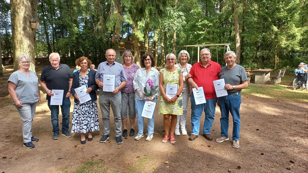 V.l.: Karl-Josef Stein (20), Elvira Thome (20), Edmund Schommers (30), 2. Vorsitzende Heike Vickus, Erika Hammes (40), Marita Peifer (20), Irmgard MacNelly (20), Hans Werner Ziegler (10) und Günther Adams (20).