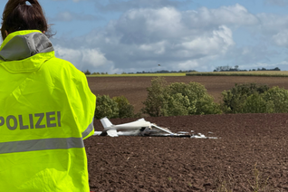 Am Absturzort in Fließem ist nach wie vor ein Großaufgebot der Polizei im Einsatz. Ein spezialisiertes Unfallaufnahme-Team dokumentiert die Absturzstelle mit Hilfe einer Drohne.