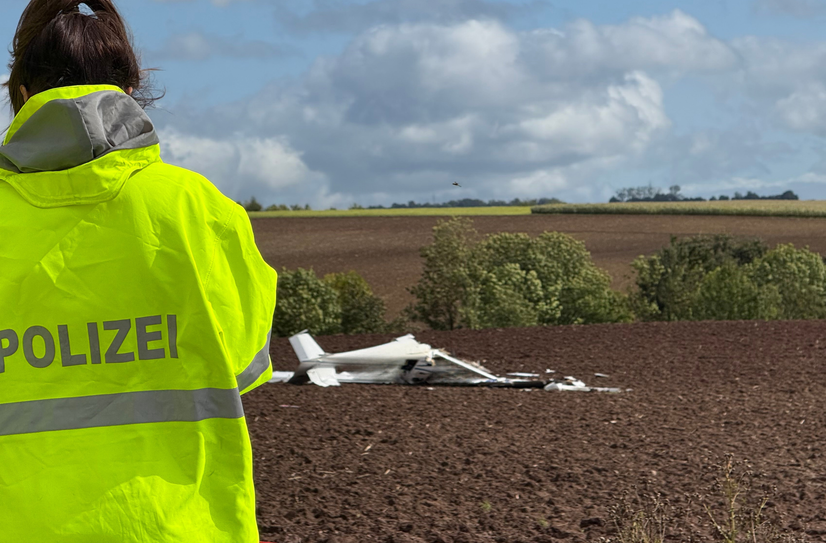 Am Absturzort in Fließem ist nach wie vor ein Großaufgebot der Polizei im Einsatz. Ein spezialisiertes Unfallaufnahme-Team dokumentiert die Absturzstelle mit Hilfe einer Drohne.