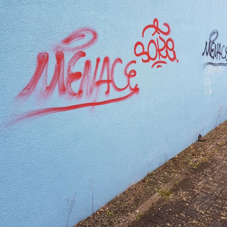 Zum wiederholten Mal wurde die Fassade des Hallenbades mit Farbe beschmiert.