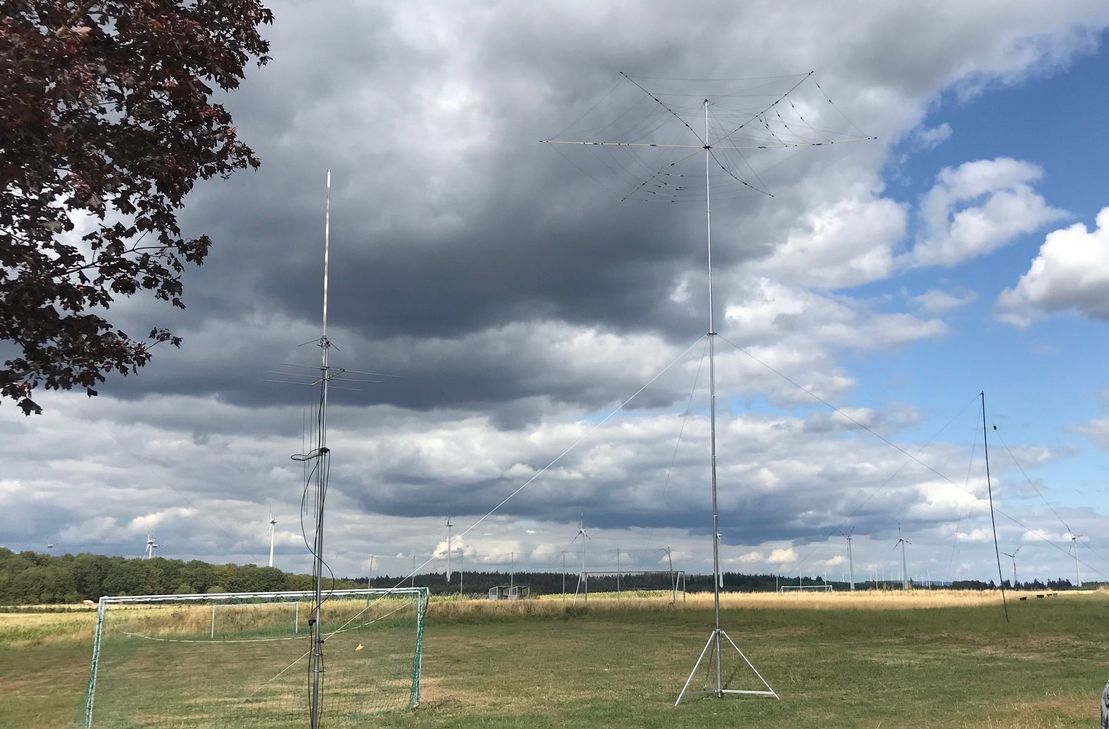 Verschiedene Antennen auf dem Sportplatz in Lorscheid.