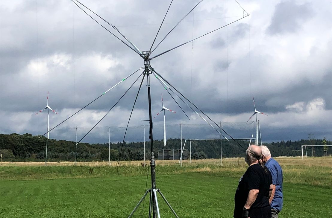 Zwei Funkamateure begutachten die Eigenbau-Quad Antenne von Ralf - Rufzeichen DB1LX bevor der Mast ausgefahren wird.