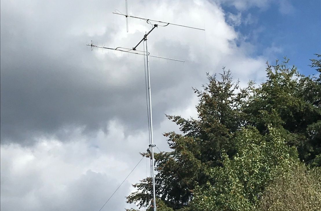 Zwei UKW-Antennen.