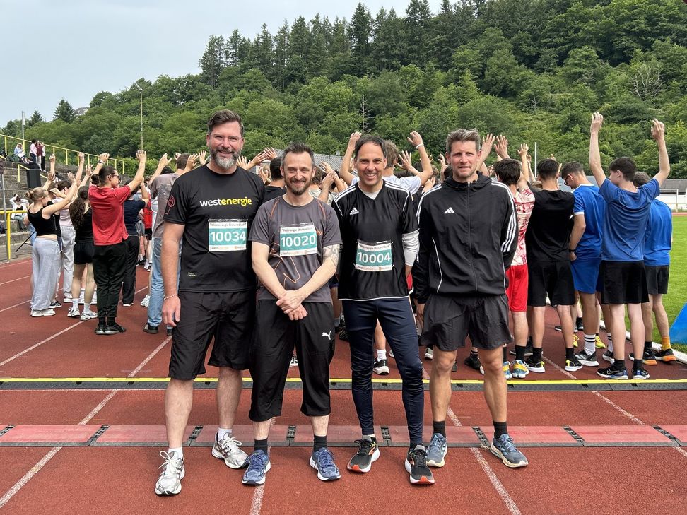 Gemeinsam beim Westenergie Distanz Duell 2025 am Gymnasium Konz (v. l.): Westenergie-Kommunalmanager Christian Nathem, stellvertretender Schulleiter Steffen Schermer, Erster Beigeordneter der Verbandsgemeinde Konz Guido Wacht sowie Fachkonferenzleiter Sport Christian Grundhöfer.