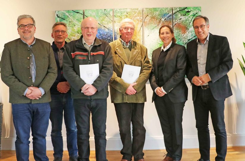 Landrat Gregor Eibes (r.) gratuliert dem neuen Kreisjagdmeister Franck Neygenfind (3.v.l.) und dessen Stellvertreter Guido Haag (l). Gleichzeitig bedankte er sich beim bisherigen Kreisjagdmeister Günter Vanck (3.v.r.) für dessen langjähriges engagiertes Wirken. Ebenfalls im Bild Martina Scheffler-Behrens (2.v.r.) und Anton Klas (2.v.l.) von der Unteren Jagdbehörde.