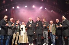 Anstoß zur Eröffnung des Bitburger Weihnachtsmarktes mit den Anstoß zur Eröffnung des Bitburger Weihnachtsmarktes mit den Sponsoren, Lars Messerich, Landrat Andreas Kruppert, dem ersten Beigeordneten Michael Ringestein und dem Bitburger Christkind.