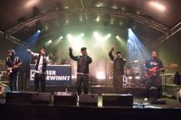 Mit energiegeladener Musik bringt "Vier Gewinnt" die Besucher des Bitburger Weihnachtsmarktes zum Feiern.