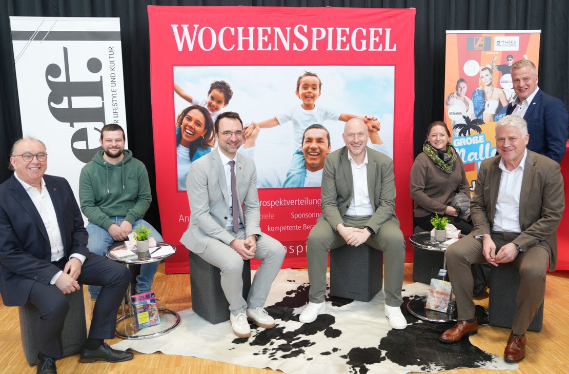 Die "lebensart."-Messe, präsentiert vom WochenSpiegel, feierte beim diesjährigen Beda-Markt in Bitburg Premiere. Auch die Lokalpolitik, unter anderem mit Bitburgs Bürgermeister Heiko Jakobs (Mitte links) und Landrat Andreas Kruppert (Mitte rechts) machte sich vor Ort ein Bild.