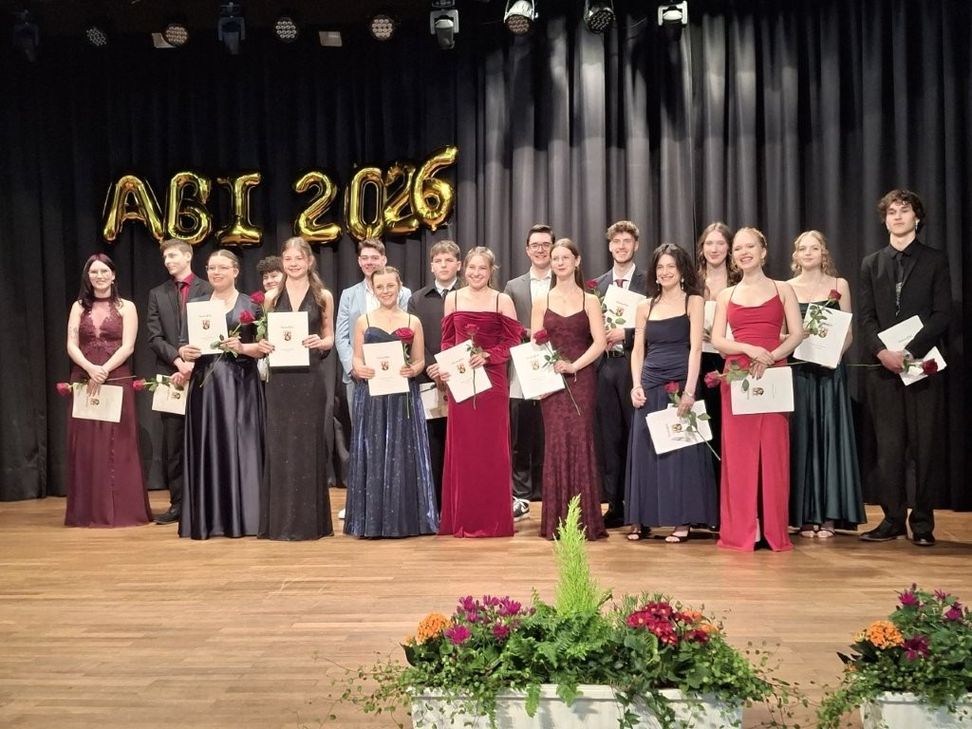 Die erfolgreichen Abiturientinnen und Abiturienten der IGS Zell des Jahrgangs 2026.