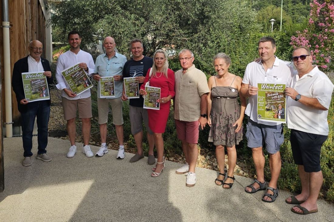 Schöner Freundschaftsmoment: Beim »Antrittsbesuch« von Bürgermeister Michael Fingel in Nyons kürzlich warben beide Delegationen gemeinsam für das Weinfest im Mühlenpark. 
Foto: Freundeskreis/pp/Agentur ProfiPress