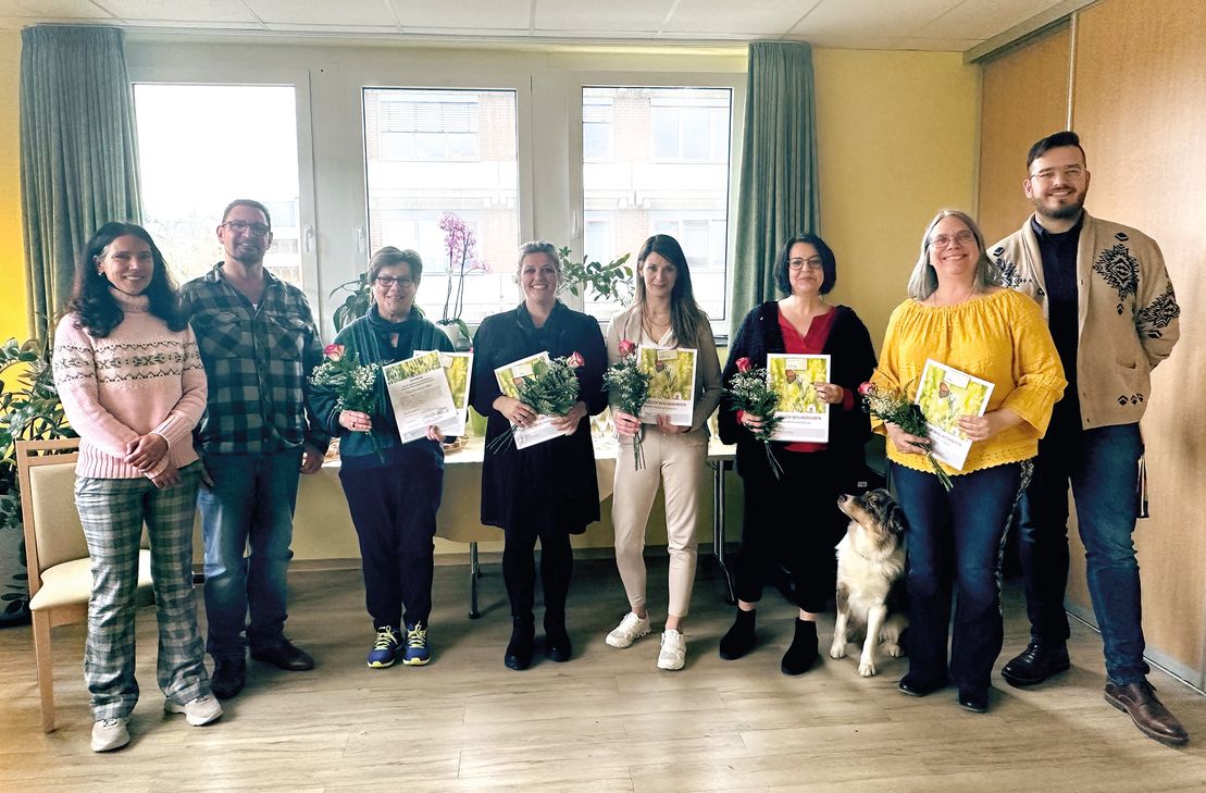 Christina Gann (Hospizleitung Stiftung kreuznacher diakonie RLP), Torsten Maltri (Stv. Hospizleitung Stiftung kreuznacher diakonie RLP) freuen sich mit den neuen Ehrenamtlichen Mitarbeiterinnen Kornelia Faber, Susanne Arps, Alexandra Vogt, Jasmin Quaer, Ina Zeller und Bianca Bruch (nicht mit auf dem Bild) und Tobias Gotre (Ehrenamtskoordinator) über die erfolgreiche Ausbildung.