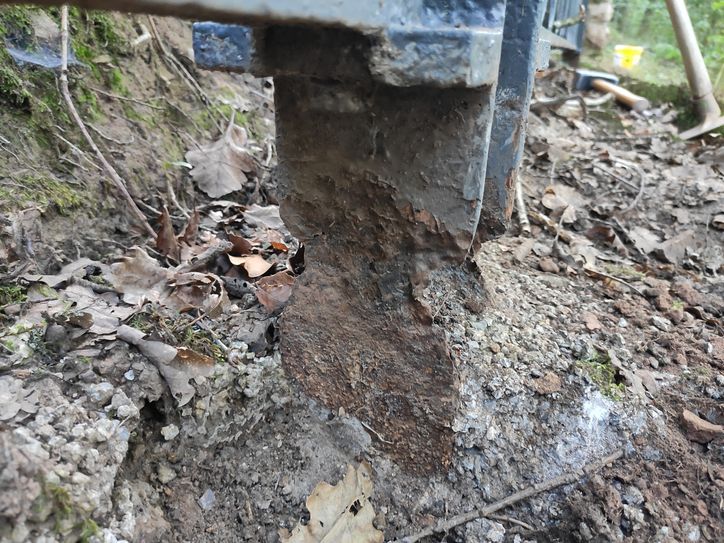 Das Einfriedungsgitter der Rotter Kreuzweganlage war in die Jahre gekommen und wurde aufwendig saniert. Fotos: Knillmann