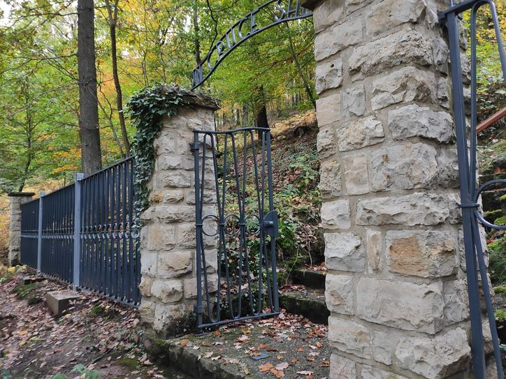 Das Einfriedungsgitter der Rotter Kreuzweganlage war in die Jahre gekommen und wurde aufwendig saniert. Fotos: Knillmann