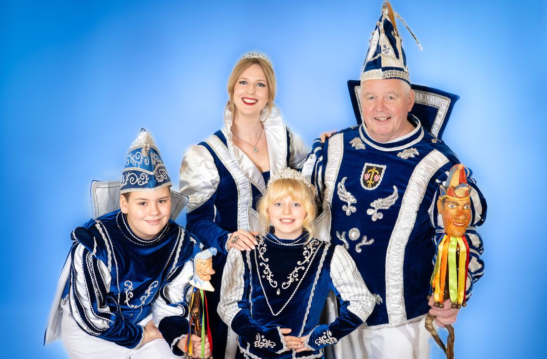 Die Tollitäten der KG 1884 Enkirch: Kinderprinzenpaar Prinz Daniel II., »Der fleißige Helfer aus dem Steffensberg, mit Hang zu Trauben und Mostverkostung« und Prinzessin Mia I., »Die kreative Maus mit einem Herz für Tiere«; sowie Prinz Heinz I., »Der Vollblutwinzer aus dem Hause derer von Durdekett« und Prinzessin Nadja I., »Der fröhliche Stern aus dem Hause der Weinhoheiten«.