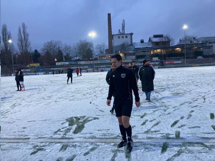 Erst unterbrochen, dann abgebrochen. Schiedsrichter Jan Schmidt aus Koblenz, der sicherlich die richtige Entscheidung traf.