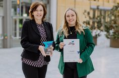 Jutta Braun (l.) und Franziska Lex nehmen die Auszeichnung "Ausbildungs-Ass 2025" für die Peter Mertes KG entgegen.