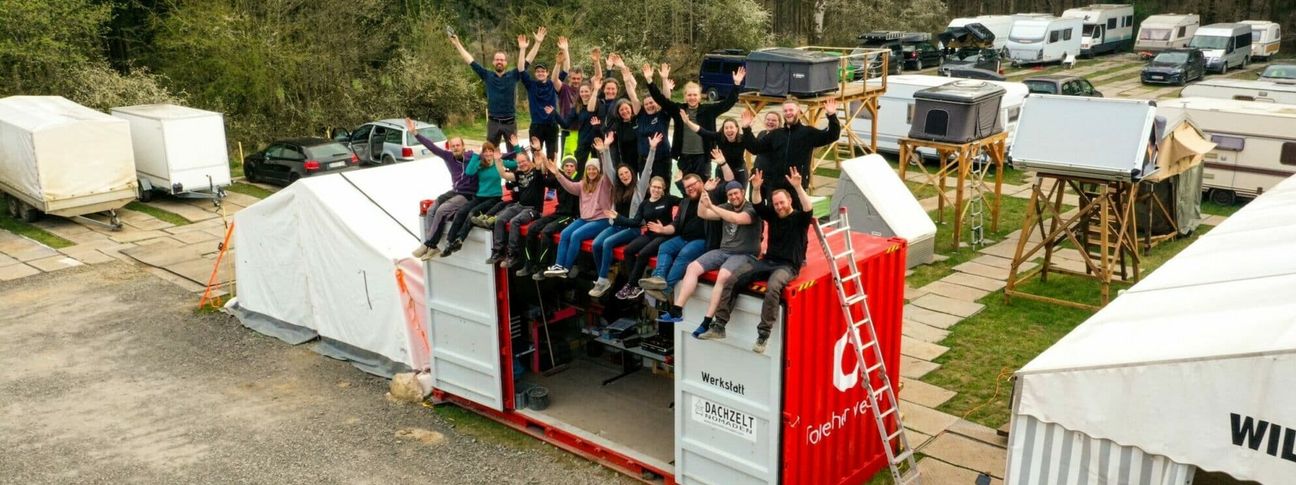 In ihrem Camp im Higis in Wiesbaum wollten sie Anschied feiern, die Dachzeltnomaden. Aus der Abschiedsfeier wird eine 700-Tage-Party, denn sie werden bleiben.