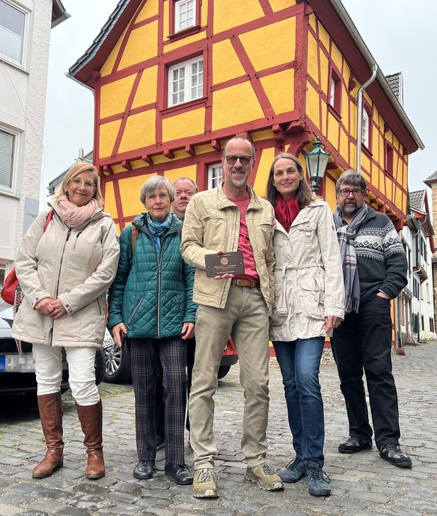 Roswitha Steinbrink (2.v.li.) und Wolfgang Schmitz (re.) vom Ortskuratorium der Deutschen Stiftung Denkmalschutz überreichten im Beisein von  Nicole Beutgen-Kuttner von Westlotto und Kurt Reidenbach, dem Allgemeinen Vertreter der Bürgermeisterin von Bad Münstereifel, eine Plakette, die auf die Förderung durch die Stiftung und die Glücksspirale hinweist.