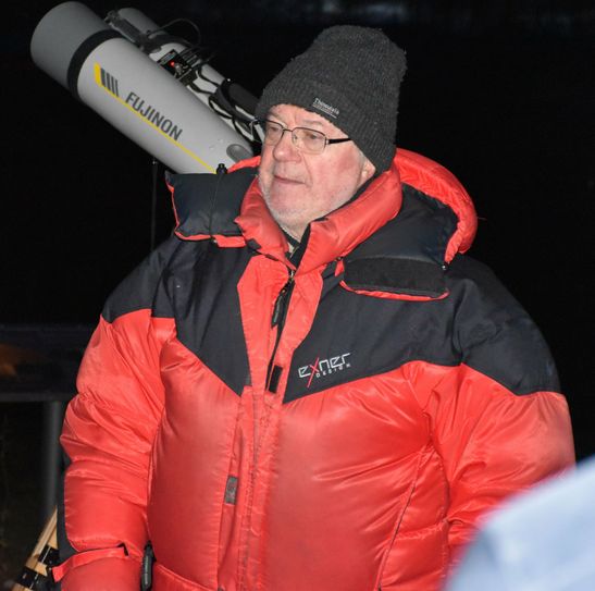 Harald Bardenhagen hatte nicht nur ein Teleskop mitgebracht, sondern wusste den Besuchern auch viel zu erklären und zu erzählen ...