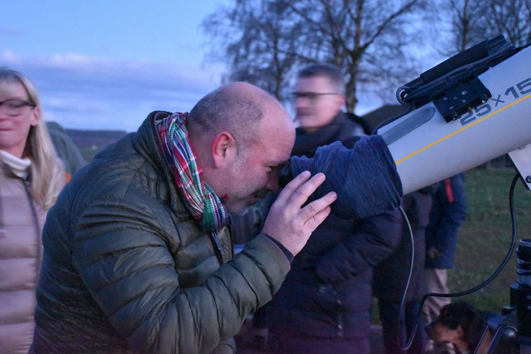 Durch das Teleskop konnte man einen Blick auf den Jupiter werfen.