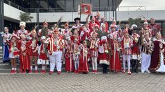 Was für ein farbenprächtiger Anblick: Vor der großen Sause nahmen die großen und kleinen Tollitäten auf der großen Treppe vor dem Kreishaus Aufstellung für die Gruppenfotos.