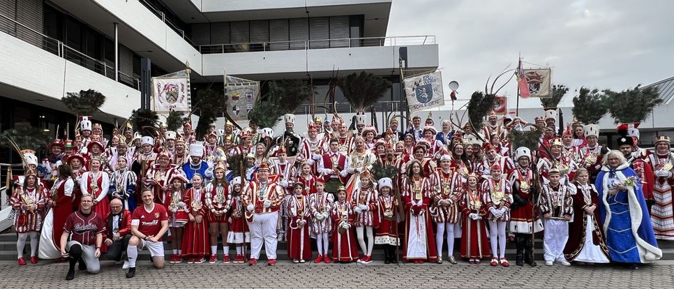 Was für ein farbenprächtiger Anblick: Vor der großen Sause nahmen die großen und kleinen Tollitäten auf der großen Treppe vor dem Kreishaus Aufstellung für die Gruppenfotos.