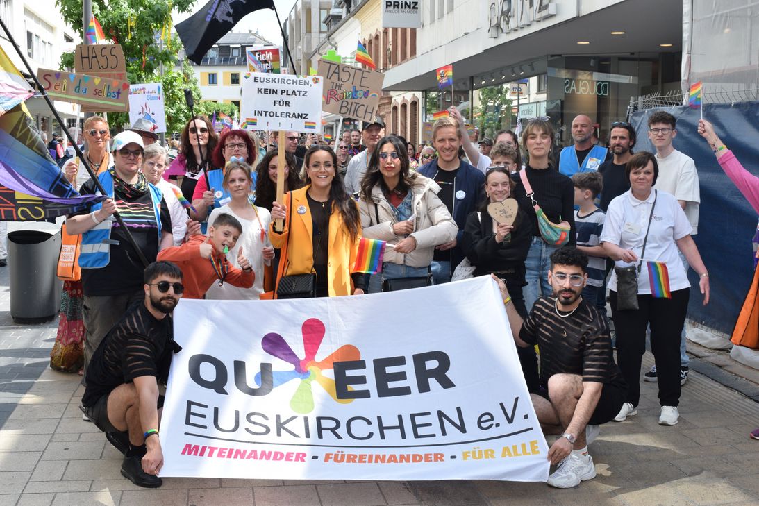 Rund 400 Menschen beteiligten sich im vergangenen Jahr am Christopher-Street-Day in Euskirchen und setztehn gemeinsam ein Zeichen. 2026 findet der Pride-Umzug bereits zum dritten Mal in der Kreisstadt statt.