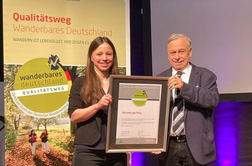 Anja Wegschimmel, Projektmanagerin Wandern der Romantischer Rhein Tourismus GmbH, nimmt die Urkunde zur Rezertifizierung entgegen.