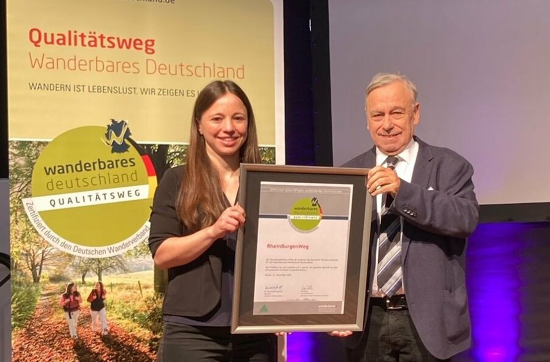 Anja Wegschimmel, Projektmanagerin Wandern der Romantischer Rhein Tourismus GmbH, nimmt die Urkunde zur Rezertifizierung entgegen.