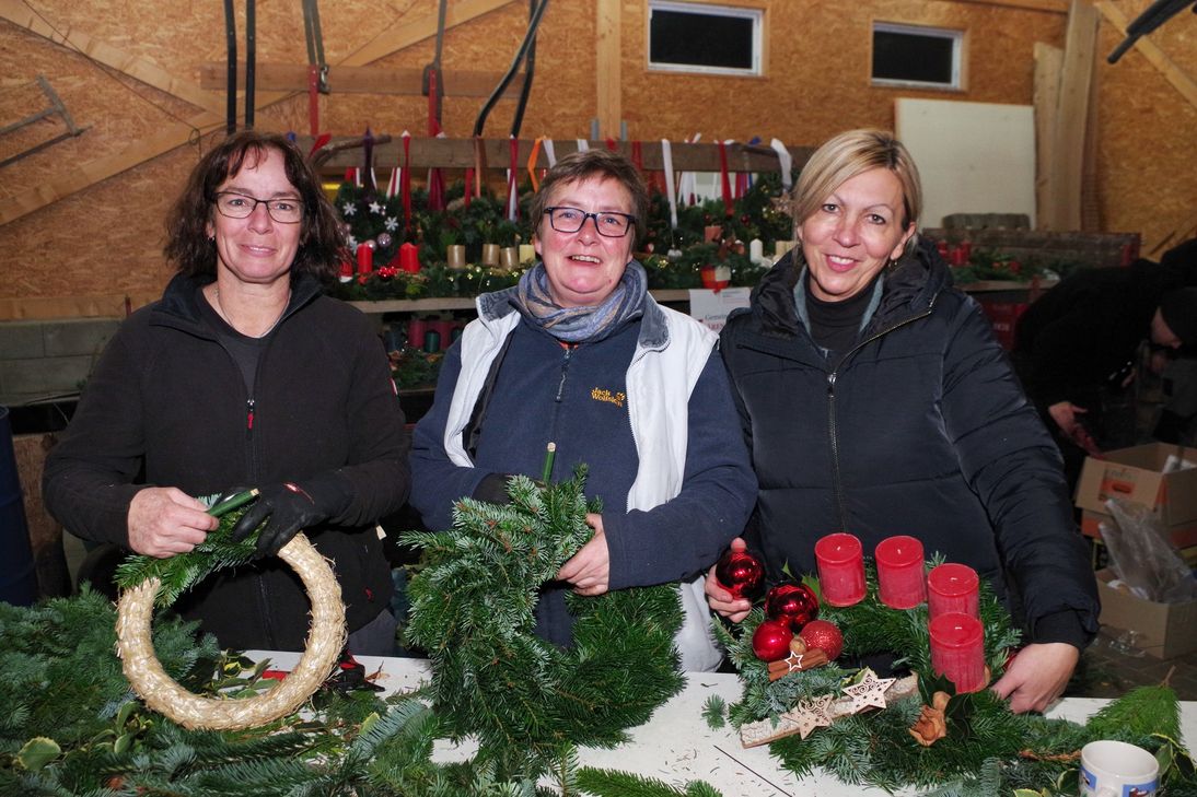 Kränze binden für den guten Zweck: Michaela
Lingscheid (l.) und ihre „Weihnachtselfen“ gestalten die
Weihnachtsdeko gerne nach besonderen Wünschen.