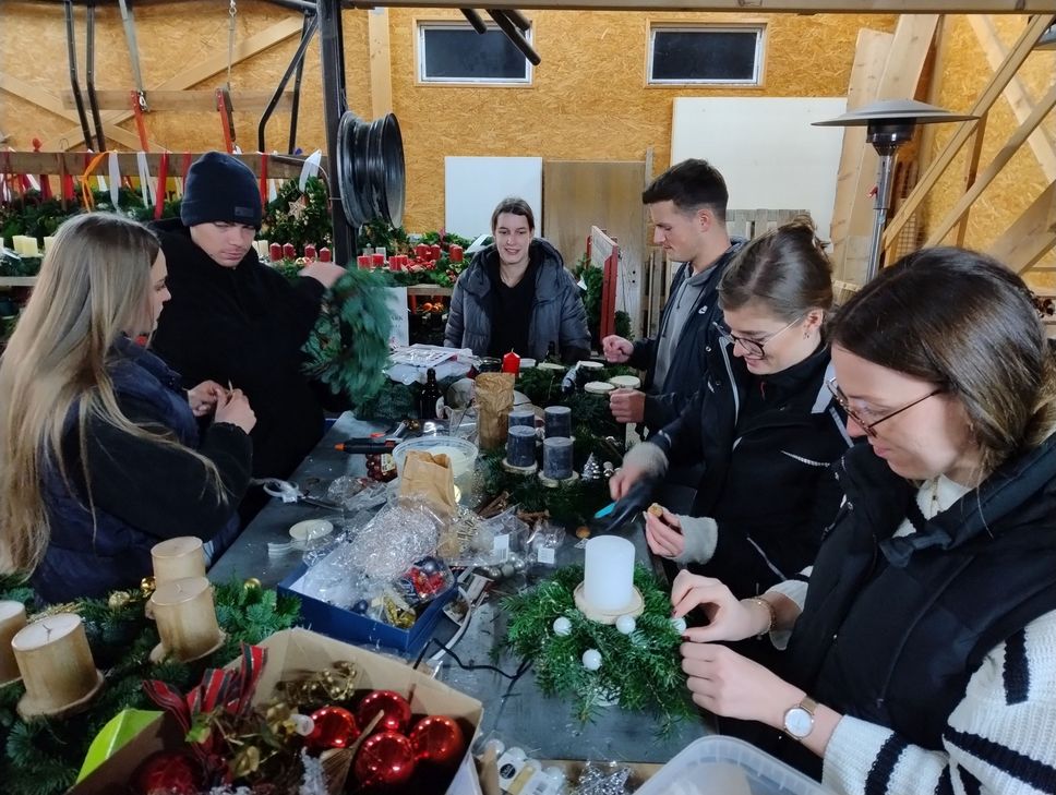 Wenn es auf den »Stefans Basar« zugeht, finden sich viele »Weihnachtselfen« in der Scheune der Familie Lingscheid ein.