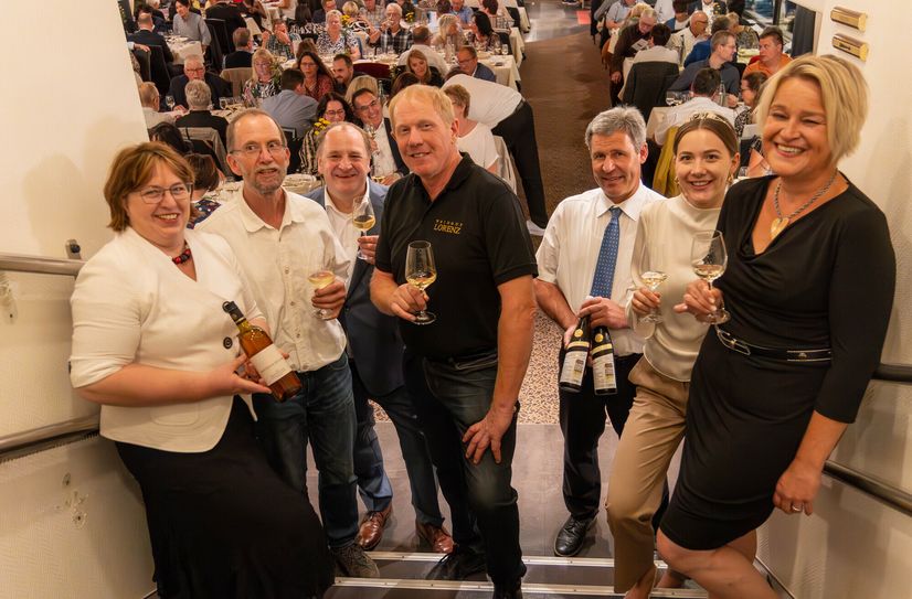 Die beteiligten Winzerinnen und Winzer sorgten für einen gelungenen Probenabend (von links): Marianne Müller (Weingut Matthias Müller), Jürgen Volk (Weingut Volk), Rolf Bach (Weingut Rolf Bach), Joachim Lorenz (Weingut Lorenz), Thomas Perll (Weingut August Perll), Ada Ries (Weingut Königshof) und Lissy Perll (Weingut Walter Perll).