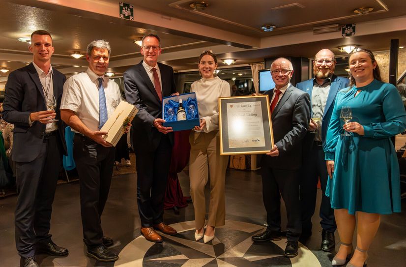 Verleihung der Ehrenwinzerschaft an den rheinland-pfälzischen Innenminister Michael Ebling (von links): Bacchus Felix Kahl, Patenwinzer Thomas Perll, Innenminister Michael Ebling, Weinkönigin Ada Ries, Bürgermeister Jörg Haseneier, Walter Perll, Vorsitzender der Bopparder Winzerschaft, und Weinprinzessin Carina Groß.
