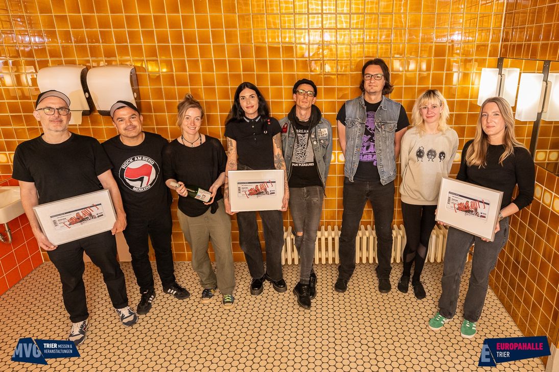 Alex (Pascow, Gitarre & Gesang), Ollo (Pascow, Drums), Hannah (Pascow, Gesang), Annette Sausen (Projektleitung Popp Concerts), Flo (Pascow, Bass), Swen (Pascow, Gitarre), Laura (Pascow, Geige), Caroline Hoffmann (Projektleitung Europahalle Trier)