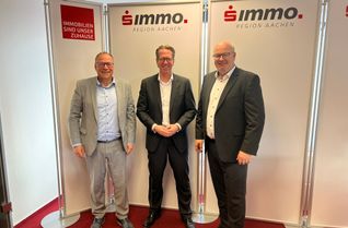 Dietmar Röhrig, Thomas Salz und Tobias Hermanns (v.l.) - Geschäftsführer der Sparkassen Immobilien GmbH - sind zufrieden mit der aktuellen Entwicklung und wissen um die ungebrochene Beliebtheit des ländlichen Raums.