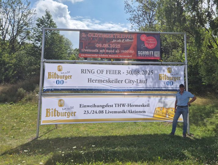 Stadtbürgermeister Christoph König vor dem neuen Bannergestell.