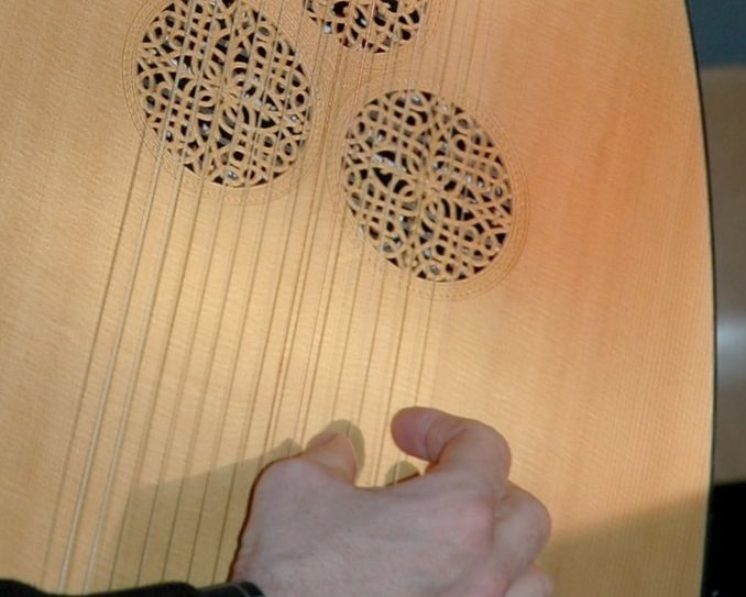 Gerd Demerath begleitet einige Musikstücke mit einer Laute.