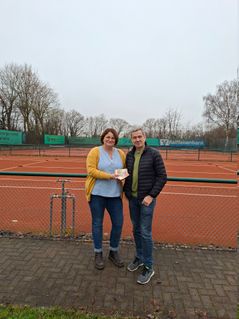 Bereichsleitung der sozialen Dienste im Caritasverband Rhein-Mosel-Ahr e. V., Christiane Böttcher (l.) bedankt sich bei Christian Eißing, Vorsitzender des TC Obere Grafschaft, für die großzügige Spende.