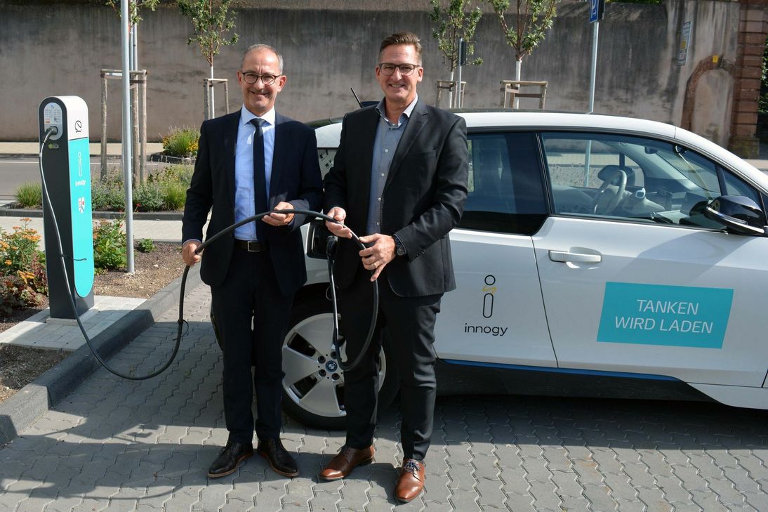 Gemeinsam betankten Bürgermeister Joachim Weber (v.l.) und Michael Arens von innogy ein Elektroauto an der neuen Ladesäule für Autostrom in Konz. Foto: David Kryszons/innogy