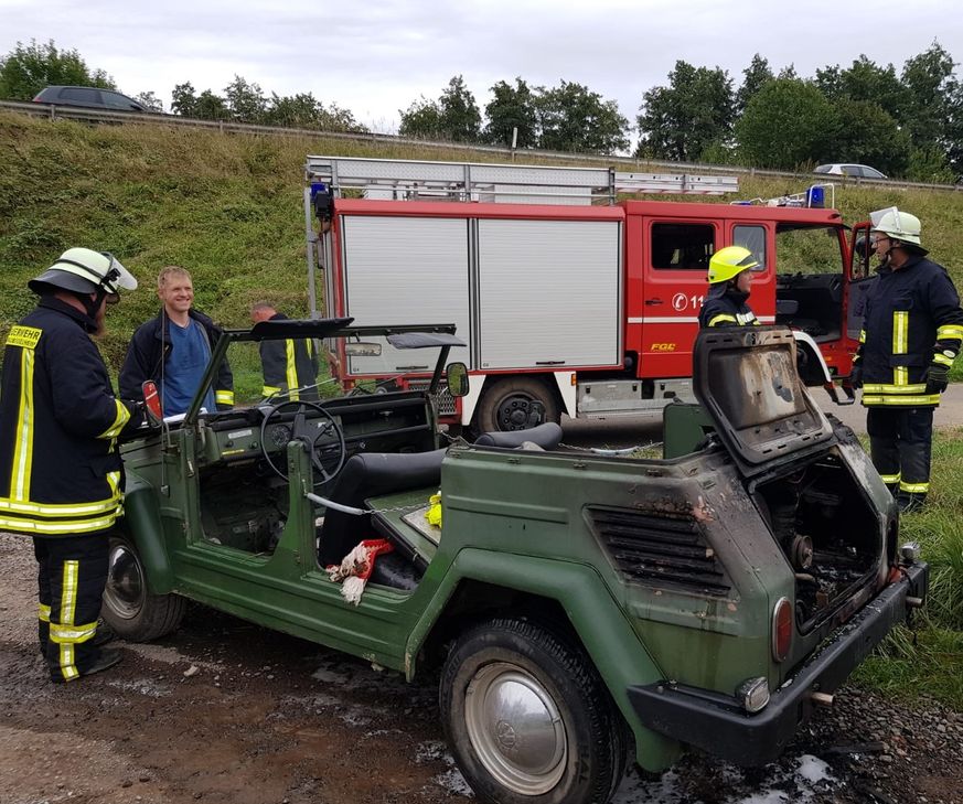 Schade um das gute Stück: Motorraum eines VW Kübelwagen brennt in Waldböckelheim aus. Foto: Feuerwehr VG Rüdesheim