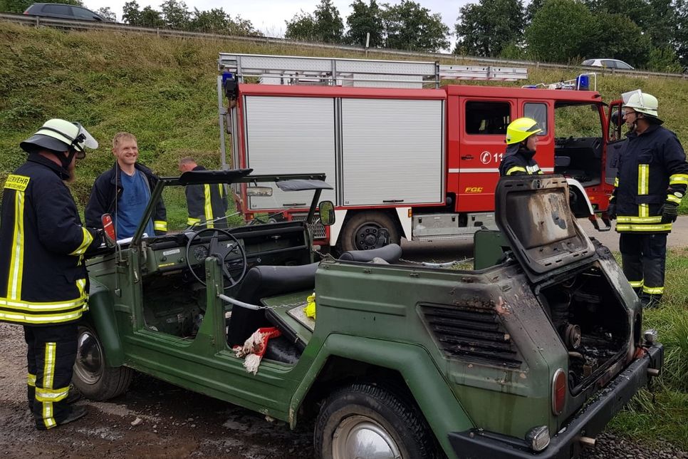 Schade um das gute Stück: Motorraum eines VW Kübelwagen brennt in Waldböckelheim aus. Foto: Feuerwehr VG Rüdesheim