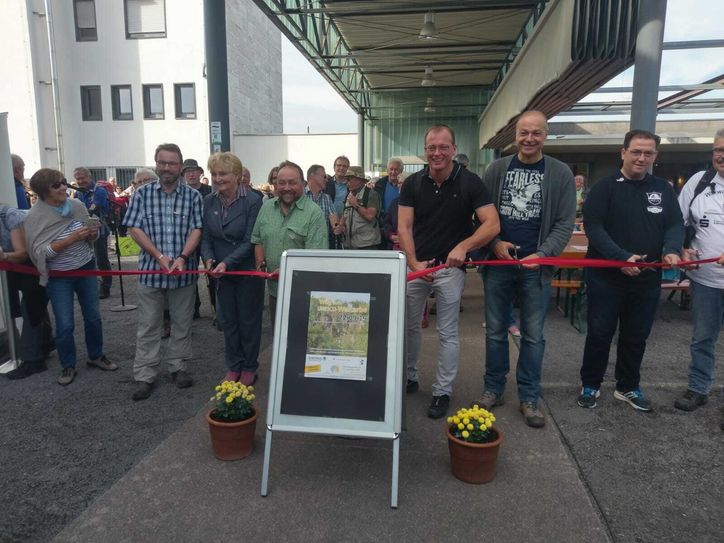 Das Band ist durchschnitten und der Wanderweg eröffnet.