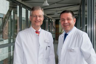 Dr. Faez Georg Chahoud (re.) begrüßt seinen Chefarztkollegen Dr. Stefan A. Müller.