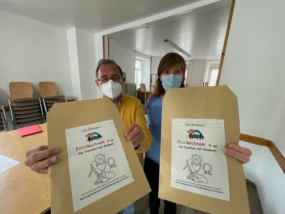 Sonja Fuhrmann-Weber vom „Initiativkreis Kindergottesdienst“ aus Ellenz-Poltersdorf sowie Pastoralreferent Rudolf Zavelberg zeigen die voll gepakte Tüte. Foto: Zender