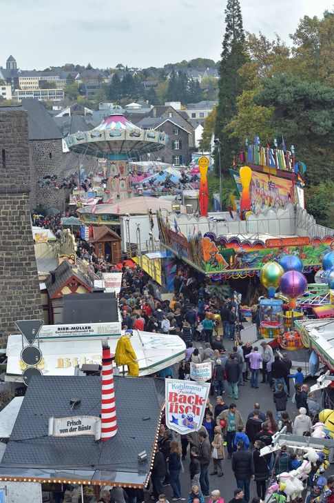 Wenn sich Menschenmassen durch die Mayener Innenstadt drängen, ist ein möglicher Feuerwehreinsatz besonders anspruchsvoll.