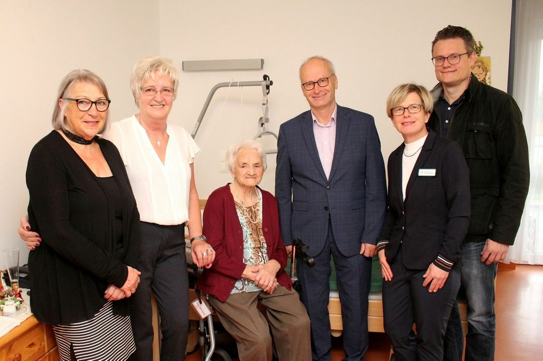 Sie gratulierten Maria Tillenburg (3.v.l.) zum 100. Geburtstag: Schwägerin Barbara Tillenburg, Tochter Elisabeth Grove, Bürgermeister Dr. Hans-Peter Schick, Einrichtungsleiterin Sabine Koch und Hausarzt Dr. Markus Pauli.